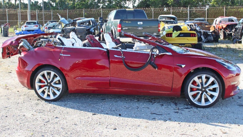 Автопилот Tesla не видит грузовики! Очередное смертельное ДТП - «Tesla»