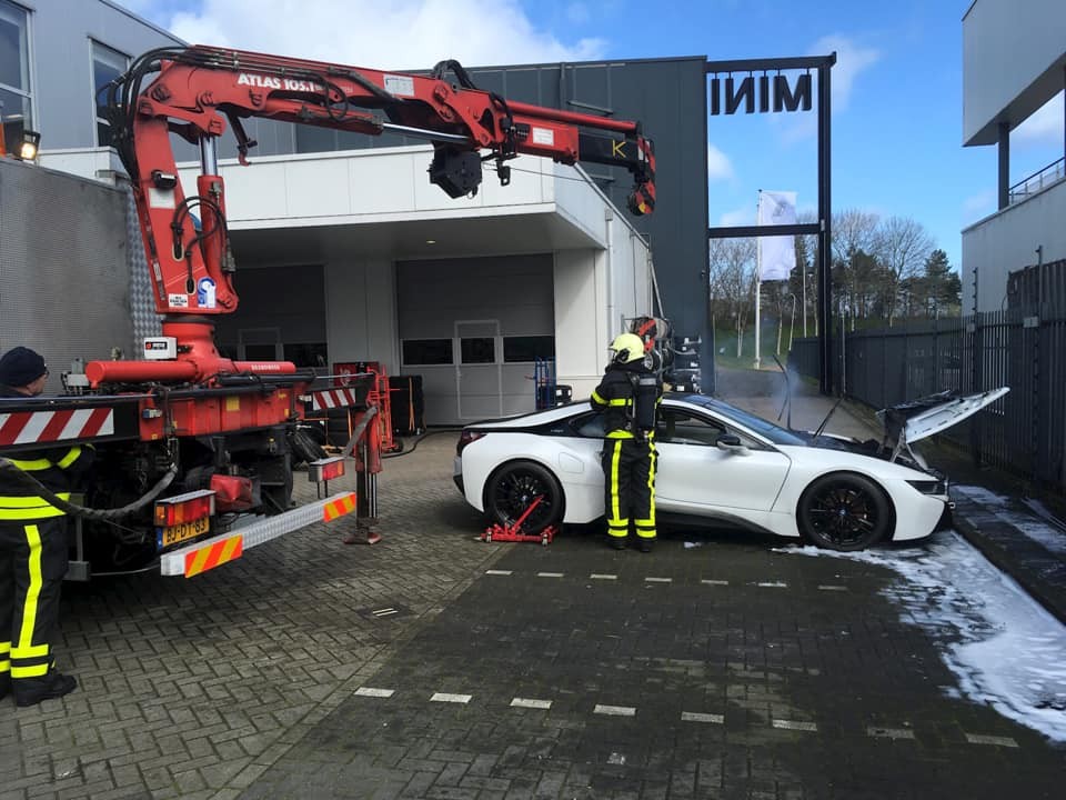 BMW снова в огне: пожарные сутки держали дымящееся купе i8 в ванне - «BMW»