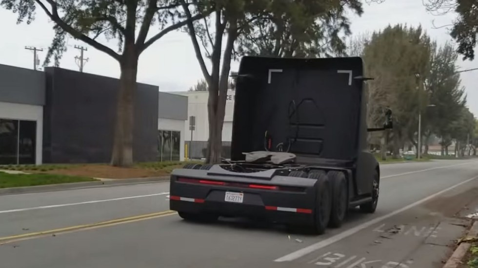 Грузовик Tesla показался на видео без камуфляжа - «Грузовики и автобусы»