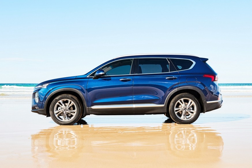 Hyundai Santa Fe-2021 попался фотошпионам: дизайн в стиле Palisade и гибридные версии - «Новостной Автоблогер»