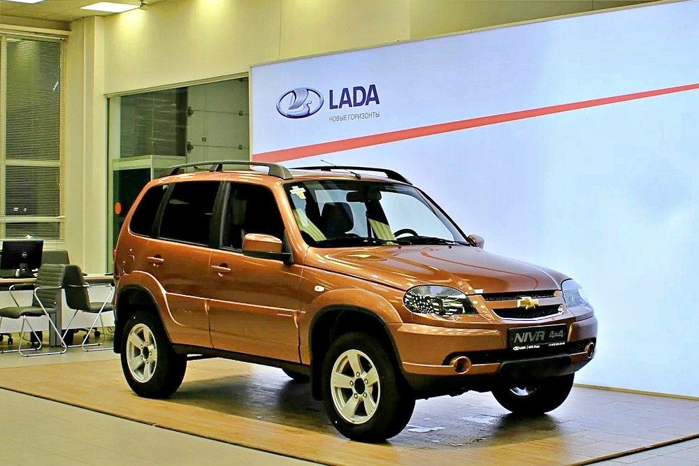 И так сойдёт: Chevrolet Niva въехала в шоу-румы Lada без рестайлинга - «Chevrolet»
