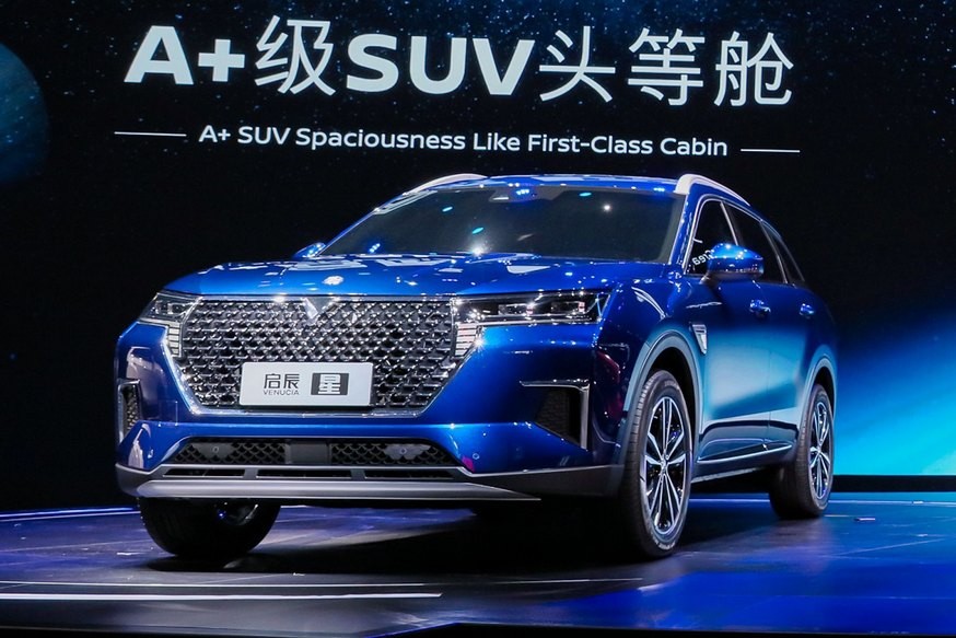Кроссовер Nissan и Dongfeng: первенец новой «тележки» с огромным тачскрином внутри - «Venucia»
