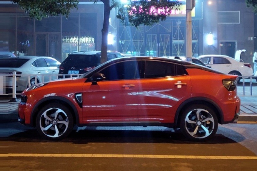 Купеобразный кросс Geely и Volvo поймали «живьём». Плюс полноценные фото салона - «Geely»