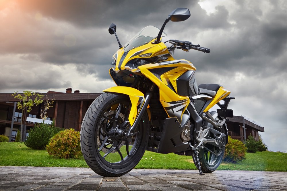 Bajaj Pulsar RS 200: маленький спортбайк с большими амбициями - «Bajaj»