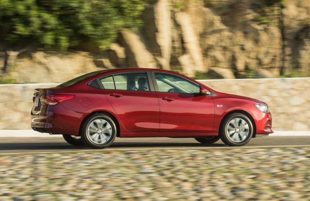 Бюджетная альтернатива Chevrolet Cruze скоро обновится: первые фото Cavalier-2019 - «Chevrolet»