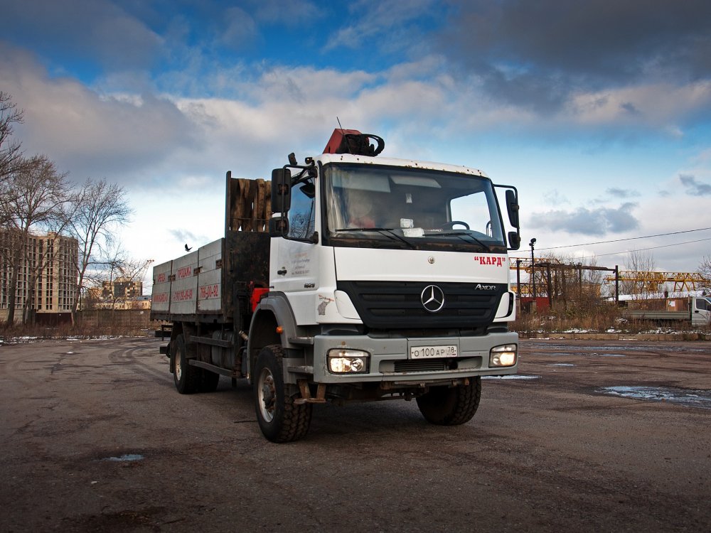 Между КамАЗом и «скамейкой»: рабочий тест-драйв Mercedes-Benz Axor 1829 с краном - «Тест-драйв»