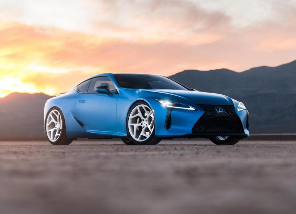 Модный приговор: Lexus LC 500 в «небесном» костюме - «Lexus»