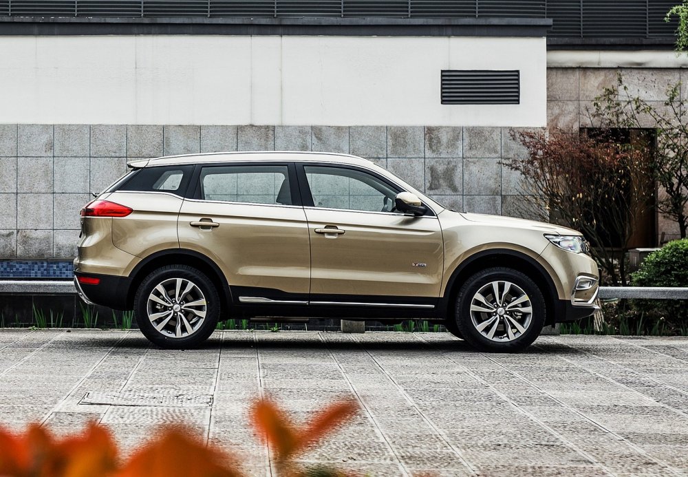 Сменивший бренд кроссовер Geely Atlas показался на новых фото - «Geely»
