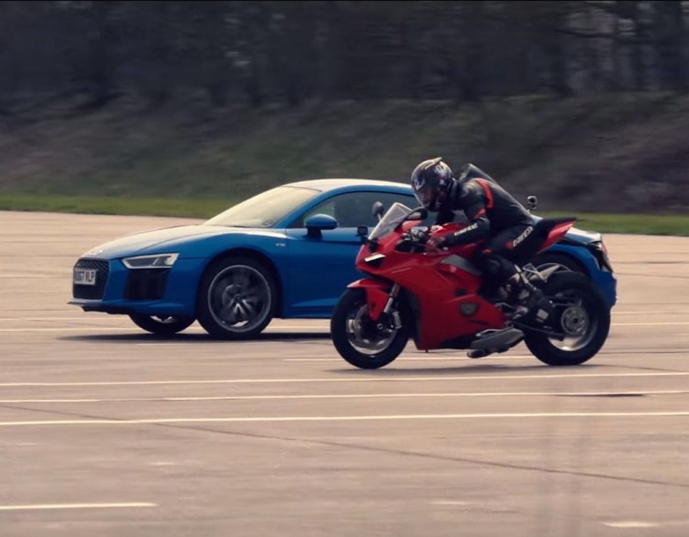 Суперкар против супербайка: Audi R8 V10 сразился с Ducati Panigale V4 на прямой - «Ducati»