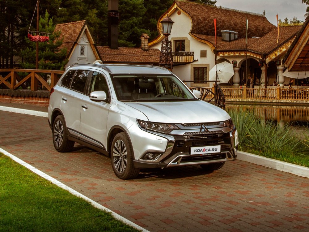 Светлая кожа и три ряда для хоббитов: тест обновлённого (опять) Mitsubishi Outlander - «Тест-драйв»
