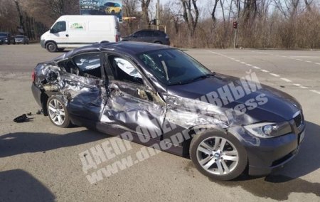 В Днепре BMW на скорости протаранил колонну военных - «ДТП»
