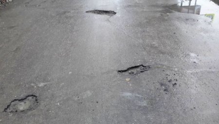 В Южно-Сахалинске вместе со снегом сходит асфальт - «Новостной Автоблогер»