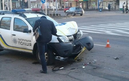 В Кременчуге коп заснул за рулем и въехал в троллейбус - «ДТП»