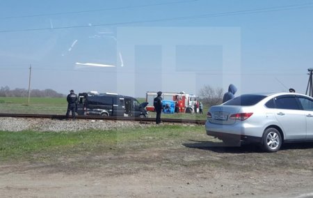 В Крыму столкнулись электричка и микроавтобус: пять жертв - «ГИБДД»