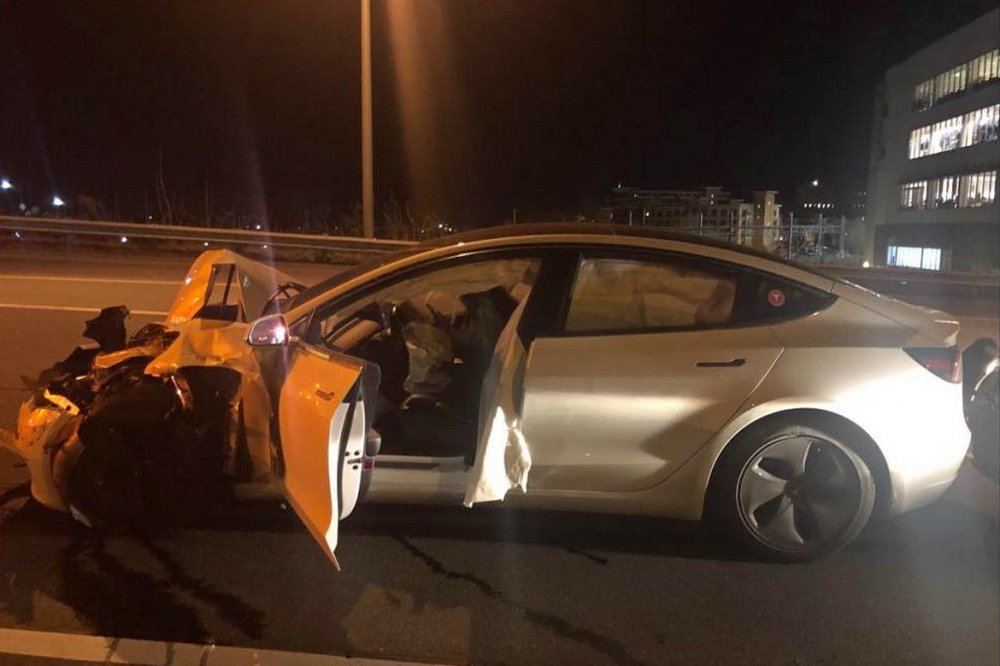 В московском стиле: Tesla Model 3 на автопилоте врезалась в полицейскую машину - «Tesla»
