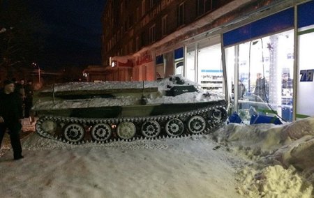 В России пьяный угнал БТР и въехал в магазин - «ГИБДД»