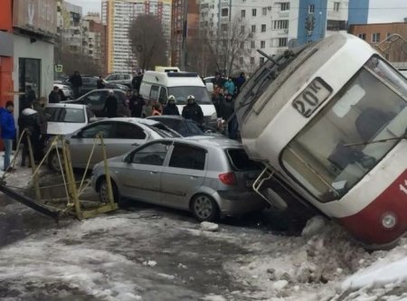 В Самаре трамвай придавил пять автомобилей - «Новостной Автоблогер»