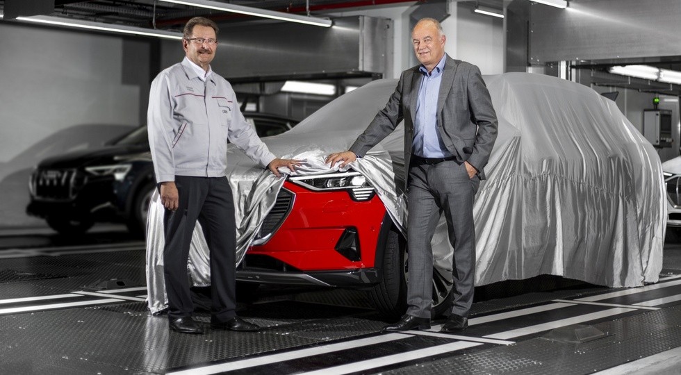 Mercedes отстаёт: Audi первой запустила в серию новый кроссовер - «Audi»