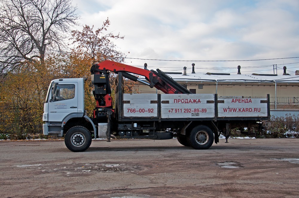 Между КамАЗом и «скамейкой»: рабочий тест-драйв Mercedes-Benz Axor 1829 с краном - «Тест-драйв»