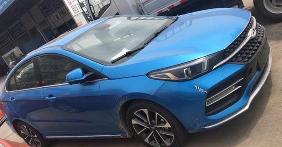 Не только кроссоверы: первые фото нового седана Chery - «Chery»