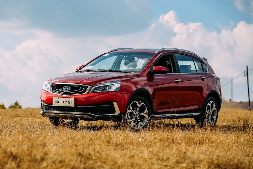 Превратившийся из хэтчбека в кроссовер Geely Emgrand обновлён через год после премьеры - «Geely»
