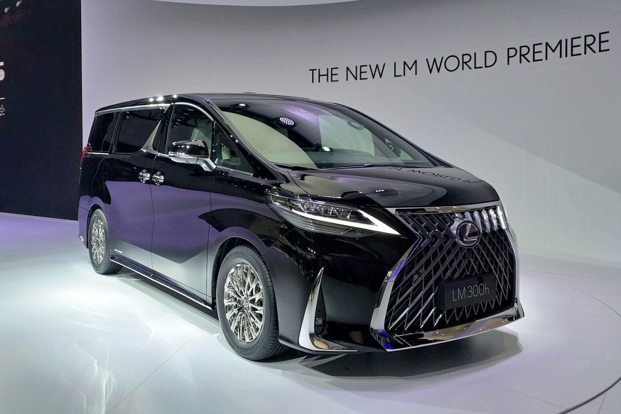 Роскошный минивэн Lexus LM: перегородка и телевизор. Как у Hyundai H-1 - «Lexus»
