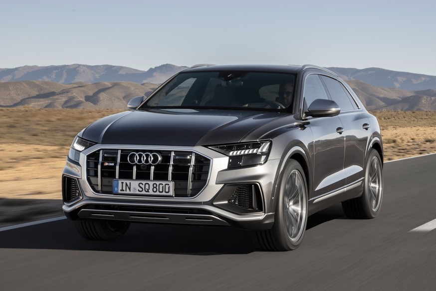 С дизайном Audi SQ8 решили не заморачиваться, зато у дизеля от SQ7 появилась особенность - «Audi»