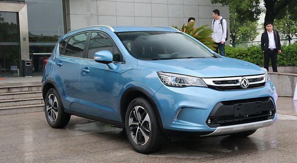 «Живые» фото кроссовера Dongfeng, который может добраться до России - «Dongfeng»
