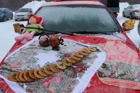 Автолюбители из Ноябрьска украсили машины самоварами и блинами - «Новостной Автоблогер»