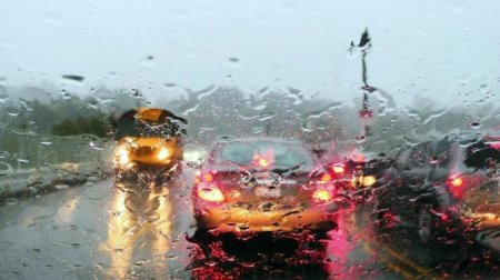 Автомобилистам напомнили, как водить машину во время весенних дождей - «Новостной Автоблогер»