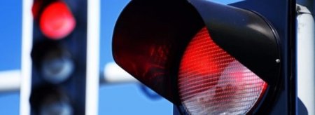 Изучаем ПДД. Две машины едут на зеленый сигнал светофора. Кто должен уступить? - «Новостной Автоблогер»