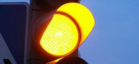 Изучаем ПДД. Водителю какого автомобиля разрешается проехать перекрёсток? - «Новостной Автоблогер»
