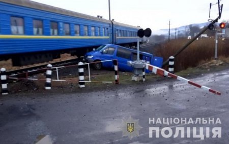 На Закарпатье пассажирский поезд врезался в микроавтобус, есть пострадавшие - «ДТП»