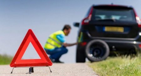Попутный водитель взмахивает рукой и резко указывает на обочину. Что означает этот жест? - «Новостной Автоблогер»
