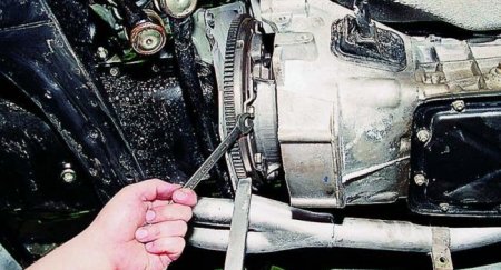 Что произойдет с автомобилем, если водитель на высоких оборотах отпустит сцепление? - «Новостной Автоблогер»