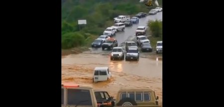 Чудо взаимовыручки: Пикап помог внедорожнику выбраться из воды - «Новостной Автоблогер»