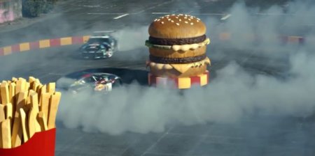 Дрифт вокруг большого бургера на Toyota - «Новостной Автоблогер»