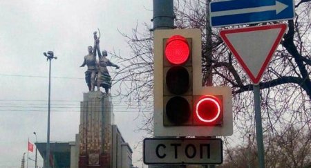 Изучаем ПДД. Проезд светофора с дополнительной секцией, без контурных стрелок на основном сигнале - «Новостной Автоблогер»