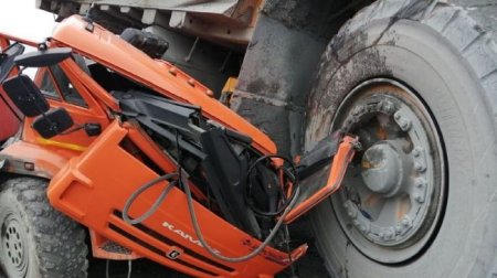 Карьерный «БелАЗ» случайно наехал на «КамАЗ» - «Новостной Автоблогер»