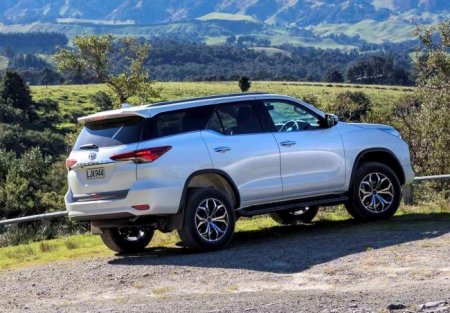 Появились изображения обновленного Toyota Fortuner - «Новостной Автоблогер»