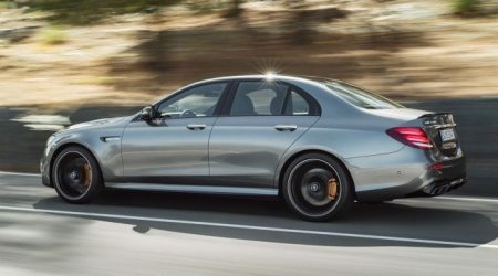 Седан Mercedes-AMG E63 2021 года сфотографировали с минимальным камуфляжем - «Новостной Автоблогер»
