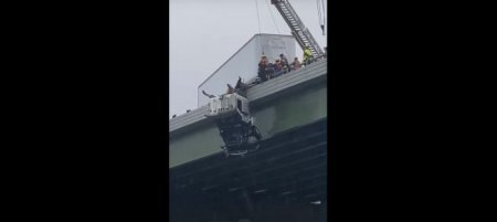 Спасатели вытащили водителя из повисшего на мосту грузовика - «Новостной Автоблогер»
