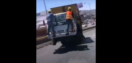 Видео: Водитель и грузчик «танцем» пытаются опустить машину на колеса - «Новостной Автоблогер»