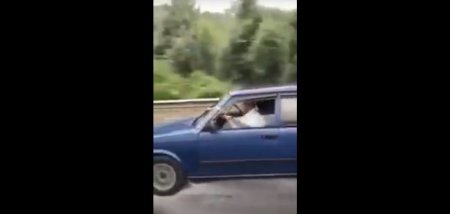 Видео: Водитель на ходу очищает стекла, дергая «дворники» за веревочку - «Новостной Автоблогер»