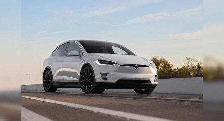Водитель Tesla не закрыла дверь перед въездом в гараж и поплатилась за это - «Новостной Автоблогер»
