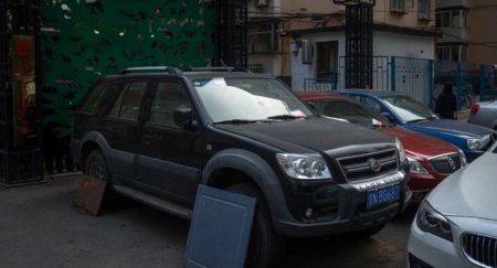 Зачем водители Восточной Азии прикрывают колеса авто во время стоянки? - «Новостной Автоблогер»