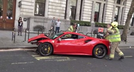 Ferrari 488 GTB разбили в жесткой аварии с автобусом - «Новостной Автоблогер»