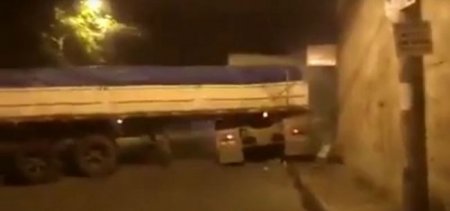 Грузовик не смог развернуться на узкой улочке в Бразилии - «Новостной Автоблогер»