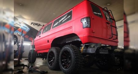 Из старого микроавтобуса Ford построили огромный шестиколесный внедорожник - «Новостной Автоблогер»