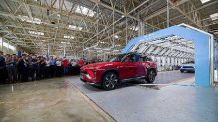 Электромобиль FAW Toyota сошел с конвейера в Северном Китае - «Новостной Автоблогер»